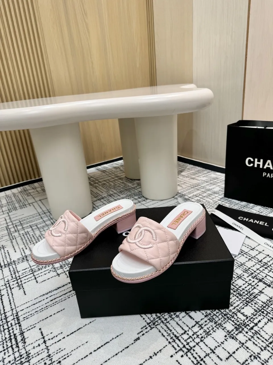 👟👟Ex-factory price 480👟👟 Top version Chanel Chanel - 2025 spring model, counter top double C sandals, this classic design; the extraordinary double C incorporates a variety of color elements... The diversified mix and match is very beautiful and versatile, very light on the foot, comfortable, super delicate and elegant, and can be used outdoors... ꫛꫀꪝ Go➫ Material: ❶Upper made of: Original imported sheepskin ❷Inner lining: Original sheepskin lining ❸Outsole based on: Original Italian genuine leather outsole Counter boutique packaging complete set for women 35–40 (customized for 41) 3 colors available (black, white, pink)